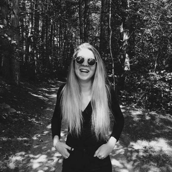 Meet your Posher, Laura - Picture 1 of 1